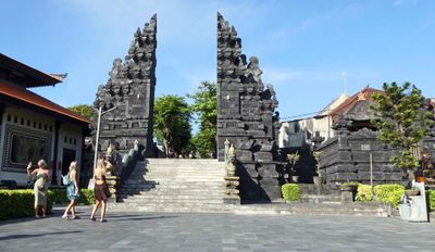 Leaving Tanah Lot temple grounds