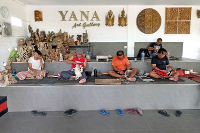 Visiting Yana Art Gallery, Batuan, Bali