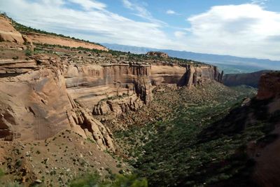 Hiking Canyon Rim Trail in Colorado National Monument