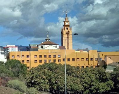 Clock Tower across from Port of Santa Cruz de Tenerife.jpg
