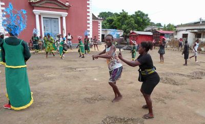 Two Pantufo villagers who decided to join in the show.JPG