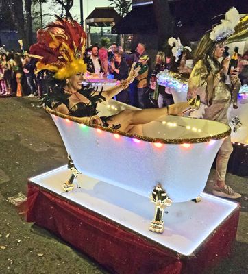 Les Bonnes Vivantes motorized bathtubs in Muses parade.jpg