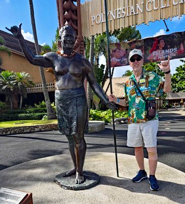 Bill with statue of Hamana Kalili, who is credited with originating the 'shaka' hand gesture