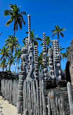 Ki'i are wooden of images of Hawaiian gods protecting the bones of chiefs enshined in the mausoleum