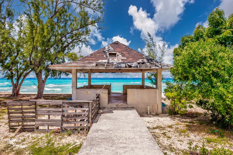 Abandoned paradise 