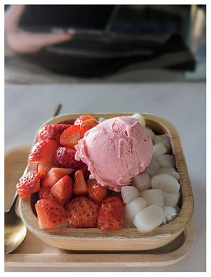 Strawberry mini mochi snow ice