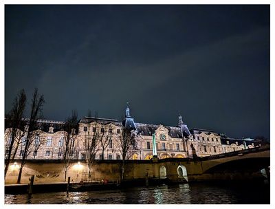 Seine River cruise - The Louvre