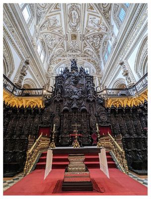 Mezquita-Catedral: The choir and Episcopal throne
