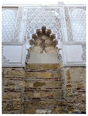 La Sinagoga: Mudjar niche with a remnant of a cross