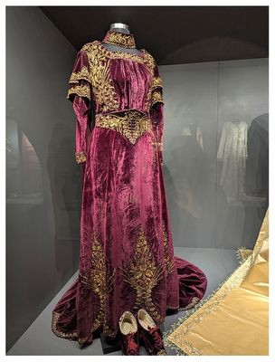 Turkish and Islamic Arts Museum: Wedding dress from the Ottoman Period (19th century)