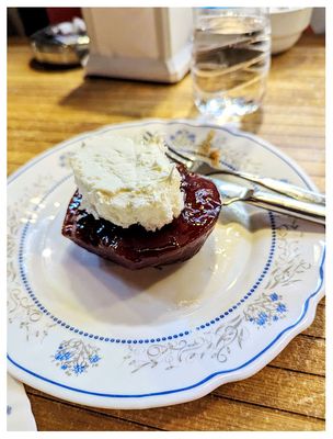 Ayva tatlisi (quince with kaymak)