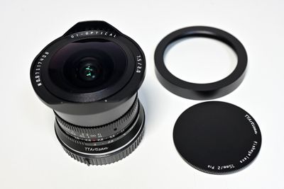 The lens and hood & cap