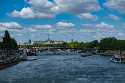 Busy Seine