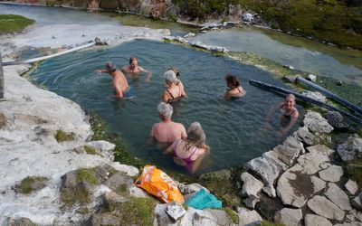 Esos disfrutan el agua muy caliente sin riesgo, ya no se cuecen al primer hervor ha ha ha ha ha ha.