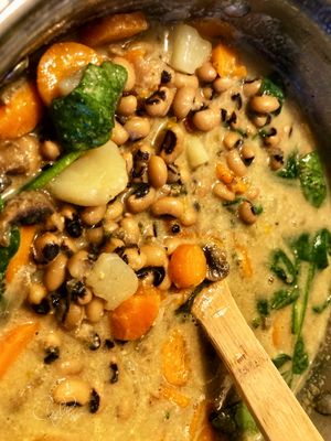 Black-Eyed Peas in Cheese Sauce