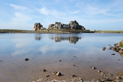 Plougrescant, Castel Meur; house between rocks