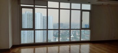 Penthouse for Lease in Salcedo Village