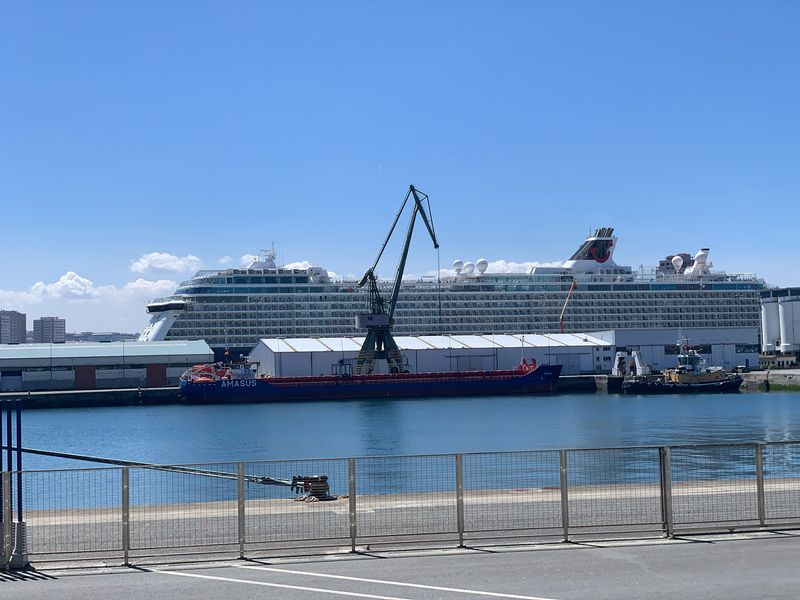 Barco crucero en el muelle