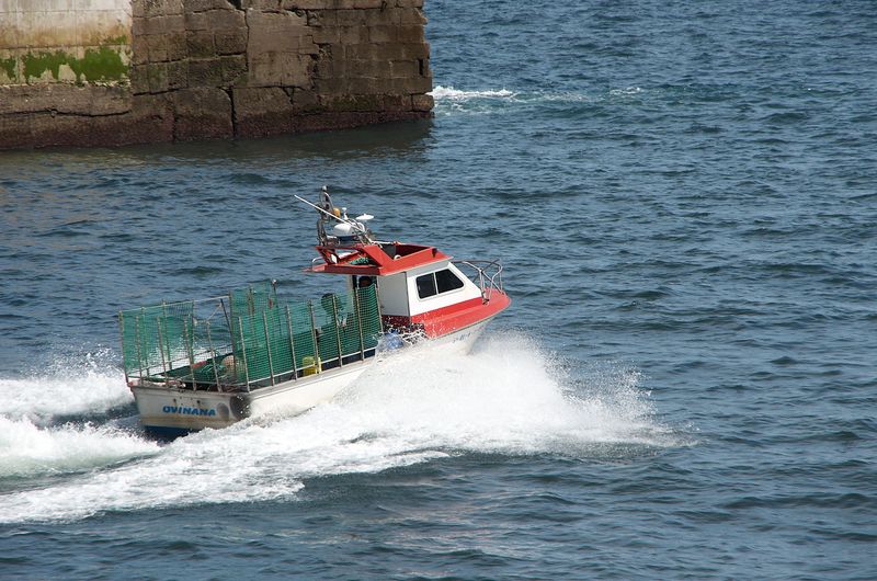 Barco saliendo a la mar