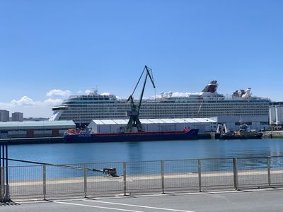 Barco crucero en el muelle