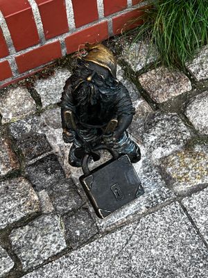 The lock cutting dwarf 