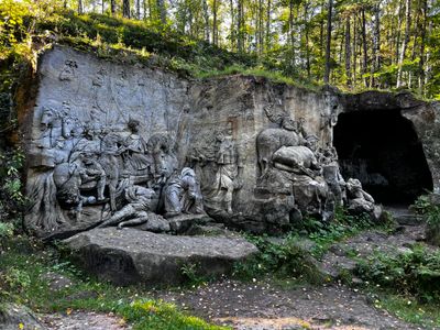 Note the large rock ridge behind the sculpture 