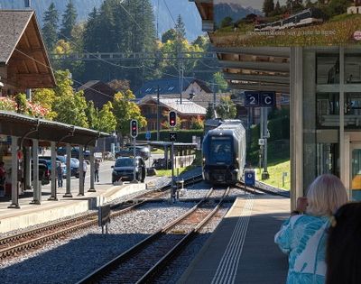GoldenPass arriving in Gstaad station