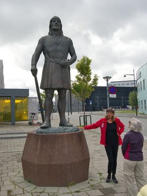 Our city guide next to the Leiv Eiriksson statue
