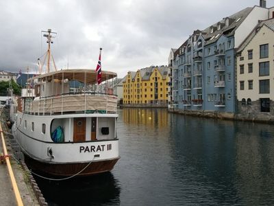 Appartements and hotels along the waterfront
