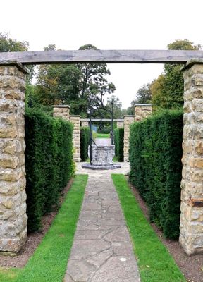 HEVER CASTLE - THE ITALIAN GARDEN