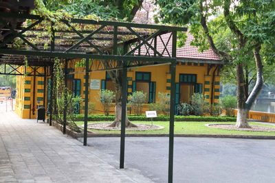 HO'S EARLY RESIDENCE BUT TOO UPSCALE FOR HIM