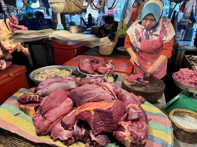 SIEM REAP MARKET -PROCESSING MEAT