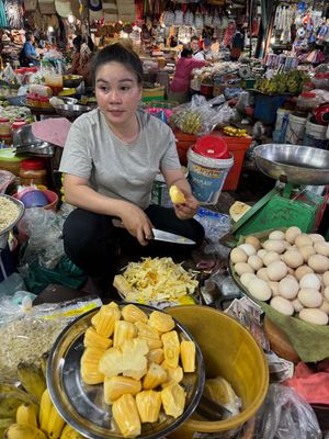 SIEM REAP MARKET -CUTTING UP JACKFRUIT