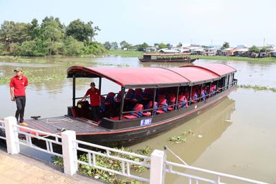 SAMPAN TOUR OF SA DEC WATERWAYS