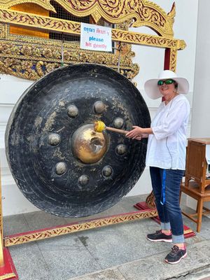 WAT PHO - PLAY THE DRUM SLOWLY