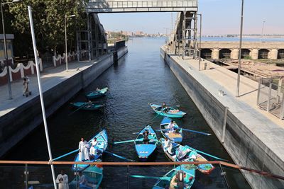 VENDORS SWARM THE ATON WHILE IT TRAVERSES THE ESNA LOCKS
