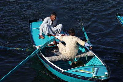 VENDORS SWARM THE ATON WHILE IT TRAVERSES THE ESNA LOCKS