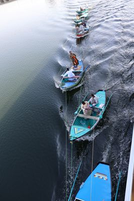VENDORS SWARM THE ATON WHILE IT TRAVERSES THE ESNA LOCKS