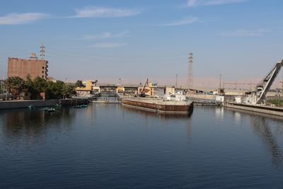 VENDORS SWARM THE ATON WHILE IT TRAVERSES THE ESNA LOCKS