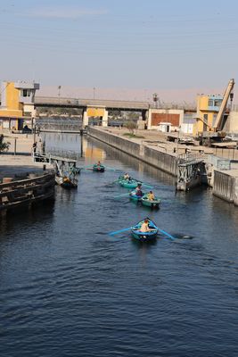 VENDORS SWARM THE ATON WHILE IT TRAVERSES THE ESNA LOCKS