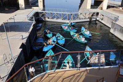 VENDORS SWARM THE ATON WHILE IT TRAVERSES THE ESNA LOCKS