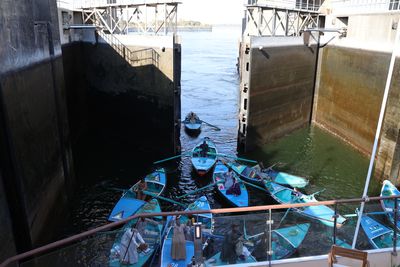 VENDORS SWARM THE ATON WHILE IT TRAVERSES THE ESNA LOCKS