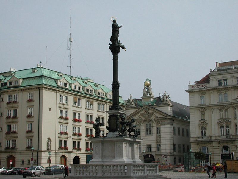 Mariensule,Am Hof