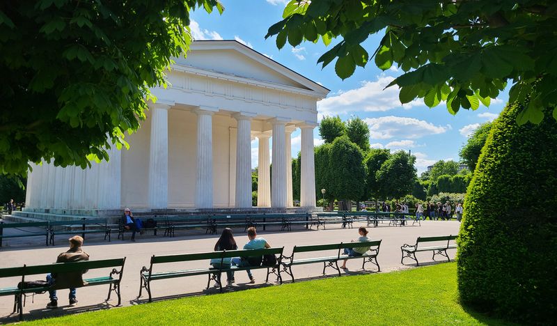 Monuments and statues in Vienna's Volksgarten(People's Garden)