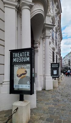 Theater-Museum,Portal