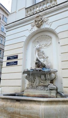 Zierbrunnen an der Fassade der Alten Universität