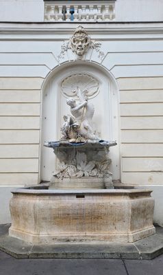 Zierbrunnen an der Fassade der Alten Universität
