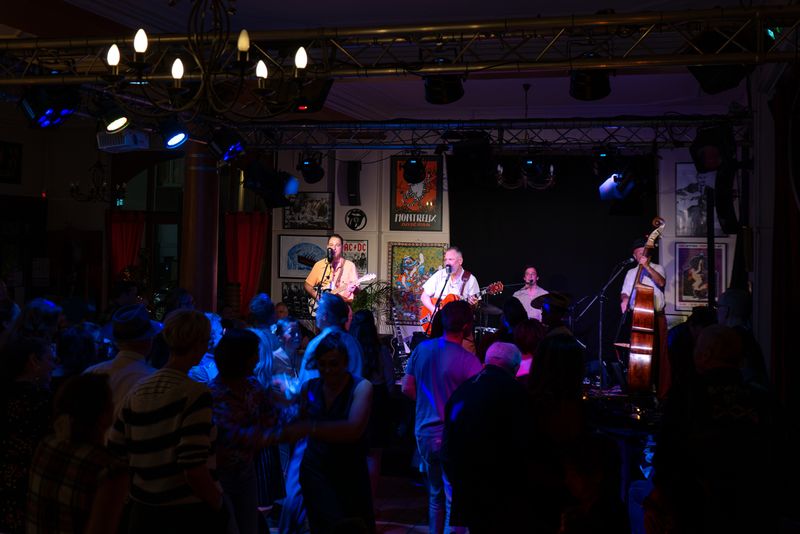 The Shakin Suits from Austria au bateau du Rhin 