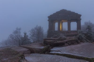 Ce bâtiment imitant un temple gréco-romain a été érigé au sommet du Donon en 1869