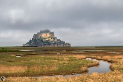 Le mont Saint Michel avec l'Archange Saint-Michel dans les nuages